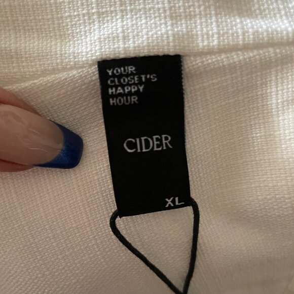 White Cider XL Sleeveless Textured Cropped Top With V-Neckline & Back Zip Closur - Picture 4 of 4